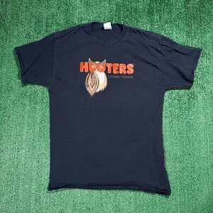 Vintage Hooters Calgary Canada Graphic T-Shirt Black XL Fruit of the Loom